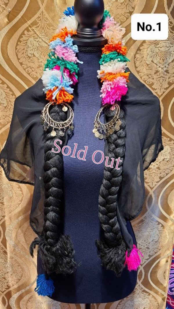 画像1: ポンポン付きスカーフ 三つ編み付き