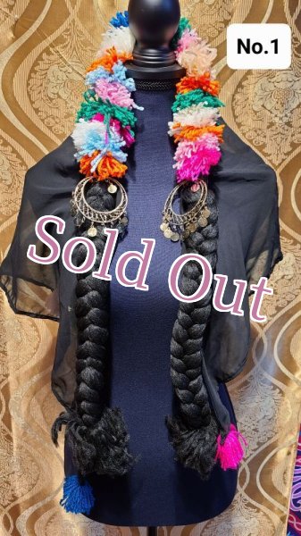 画像1: ポンポン付きスカーフ 三つ編み付き (1)